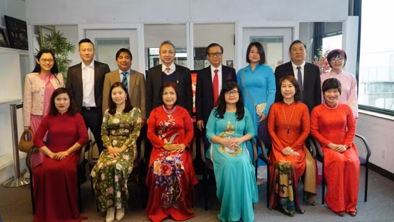El personal del Consulado General de Vietnam en San Francisco en el acto. (Fotografía: baoquocte.vn)