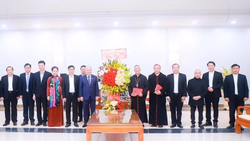 El presidente del Frente de la Patria, Do Van Chien, felicita por Navidad a la comunidad cristiana en la ciudad de Vinh, cabecera de la central provincia de Nghe An. (Fotografía: Nhan Dan)