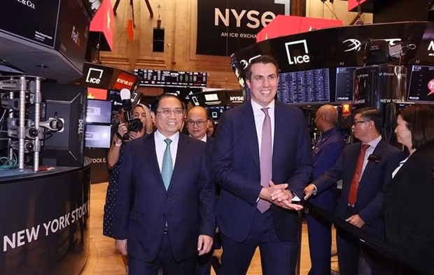 El primer ministro de Vietnam, Pham Minh Chinh (izquierda), visita la Bolsa de Valores de Nueva York. (Fotografía: VNA)