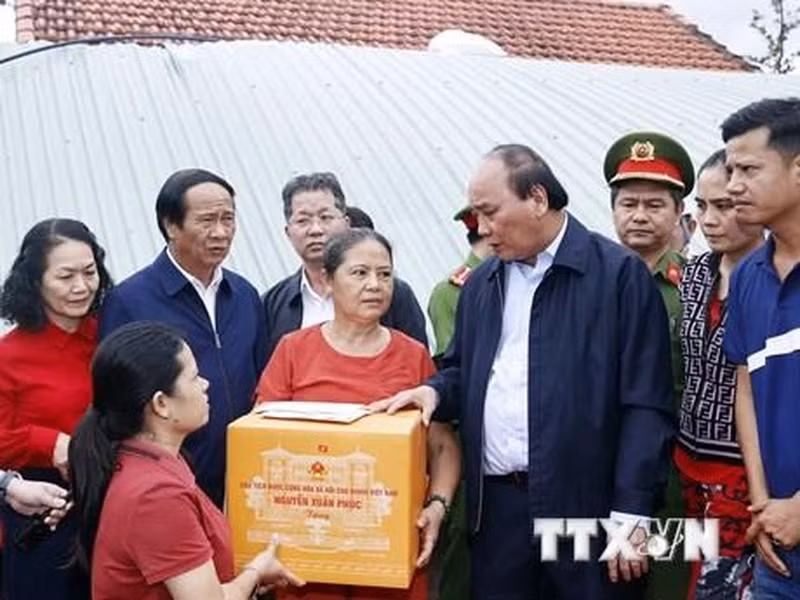 [Foto] Presidente de Vietnam inspecciona superación de daños causados ​​por tormenta