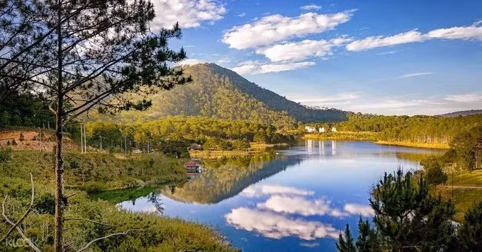 Ubicado entre bosques de pinos verdes y una rica vegetación, en una superficie de más de 350 hectáreas, el lago Tuyen Lam deviene el destino de muchos turistas.