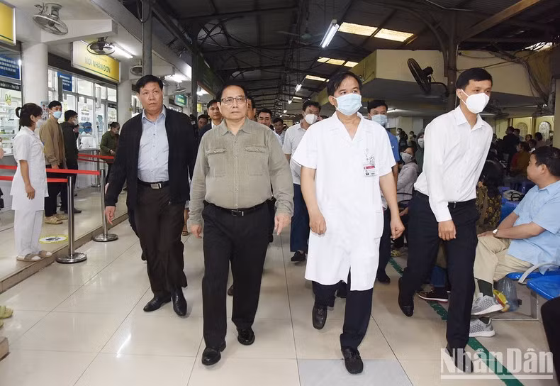 La delegación encabezada por el premier visita el Hospital de Bach Mai.