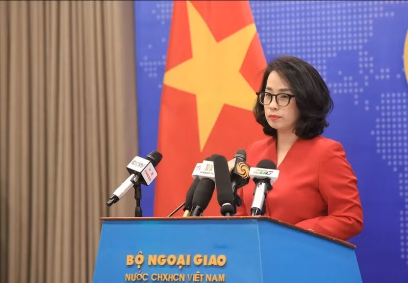 La portavoz del Ministerio de Relaciones Exteriores de Vietnam, Pham Thu Hang, responde a las preguntas de la prensa. (Fotografía: VNA)