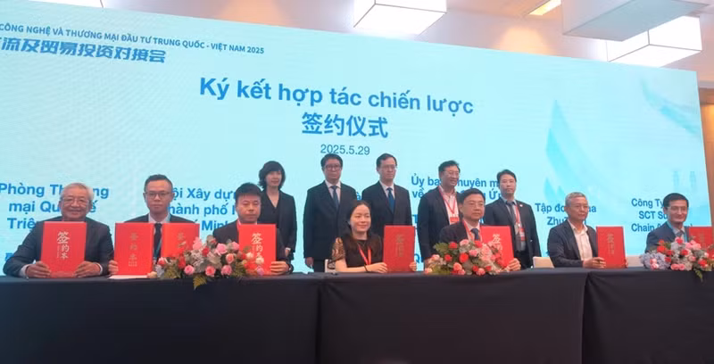 En la ceremonia de firma entre el NSSC y el CCPIT. (Fotografía: VNA)
