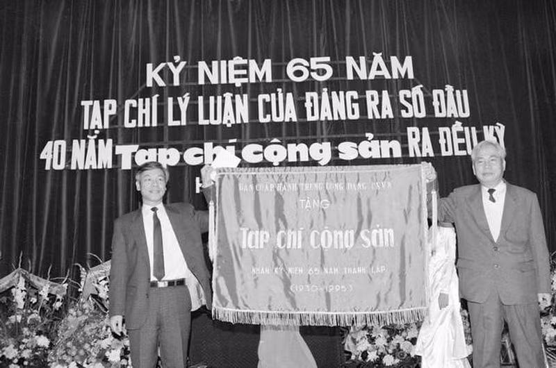 El editor en jefe de la Revista Comunista, Nguyen Phu Trong, recibe el estandarte glorioso entregado a la entidad por el Comité Central del Partido Comunista en el 65 Aniversario de su fundación (15 de diciembre de 1995). El editor en jefe de la Revista Comunista, Nguyen Phu Trong, recibe el estandarte glorioso entregado a la entidad por el Comité Central del Partido Comunista en el 65 Aniversario de su fundación (15 de diciembre de 1995).
