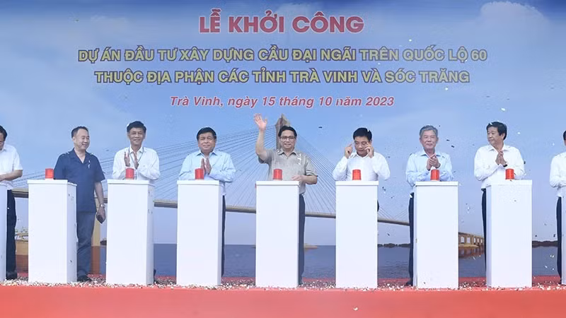 El primer ministro Pham Minh Chinh y los delegados en la ceremonia de inicio del proyecto de construcción del puente Dai Ngai. (Fotografía: Nhan Dan)