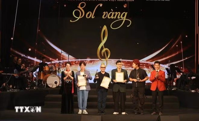 El Comité Organizador entrega el Premio Sol Vang a autores con obras destacadas. (Fotografía: VNA)