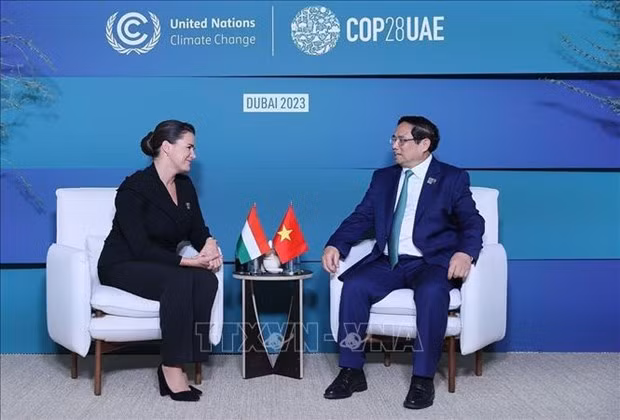 El primer ministro de Vietnam, Pham Minh Chinh, se reúne con la presidenta húngara, Katalin Novak, en el marco de la 28 Conferencia de las Naciones Unidas sobre el Cambio Climático (COP28) en Dubái, Emiratos Árabes Unidos. (Fotografía: VNA)