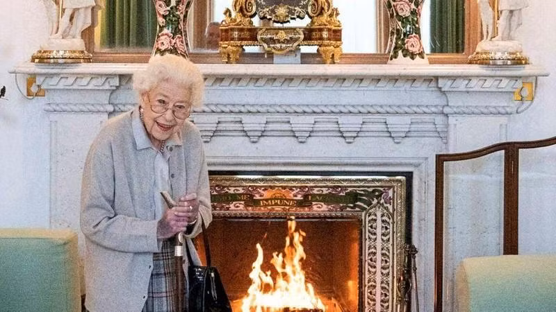 La reina Isabel II espera a la nueva primera ministra del Reino Unido, Liz Truss, en el castillo de Balmoral, el 6 de septiembre. (Fotografía: Reuters)