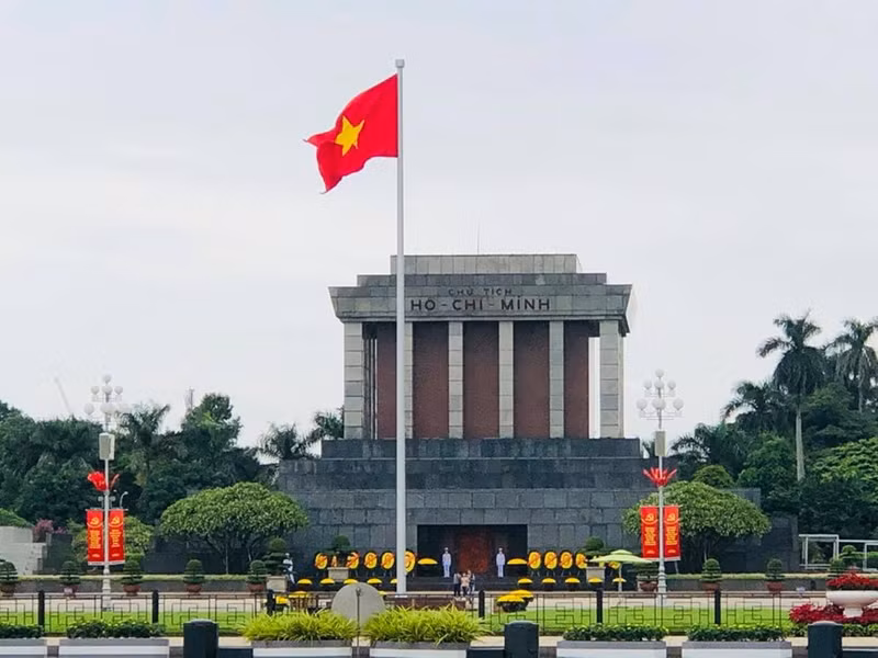 Mausoleo dedicado al Presidente Ho Chi Minh en la plaza de Ba Dinh. Mausoleo dedicado al Presidente Ho Chi Minh en la plaza de Ba Dinh.