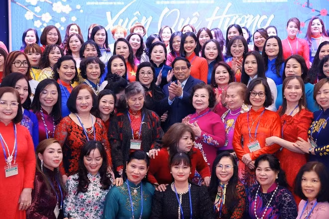 El primer ministro Pham Minh Chinh asiste al programa "Primavera de la Patria" en la República Checa. (Fotografía: VNA) El primer ministro Pham Minh Chinh asiste al programa "Primavera de la Patria" en la República Checa. (Fotografía: VNA)
