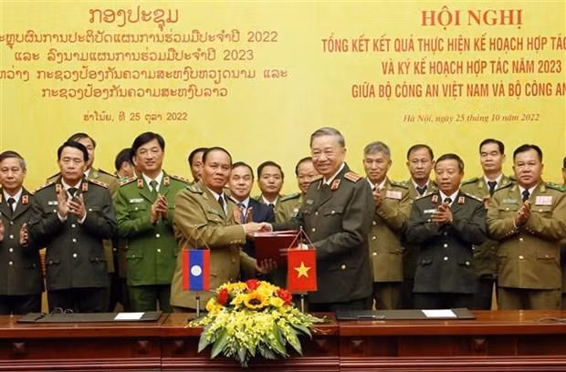 El ministro vietnamita de Seguridad Pública, To Lam, y el vice primer ministro y titular laosiano de Seguridad Pública, Vilay Lakhamhong, en el evento. (Fotografía: VNA)