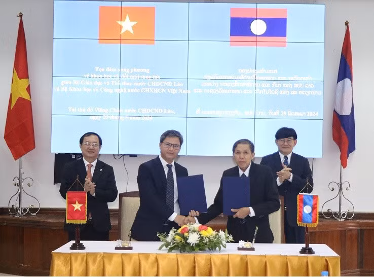 En la firma de un acuerdo de cooperación entre las entidades relevantes de Vietnam y Laos. (Fotografía: most.gov.vn)