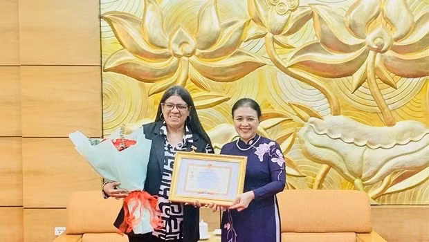 La presidenta de UOAV, Nguyen Phuong Nga, entrega la medalla conmemorativa “Por la paz y la amistad entre los pueblos” a la embajadora de Venezuela en Vietnam, Tatiana Pugh Moreno. (Fotografía: baoquocte.vn)