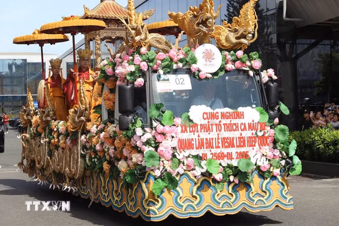 El carro de flores de "nueve dragones" de la Sangha Budista de Vietnam transporta las reliquias del Buda Shakyamuni. (Fotografía: VNA)