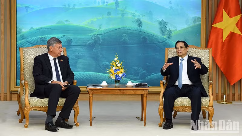 El primer ministro de Vietnam, Pham Minh Chinh (izquierda), se reúne con el ministro-presidente de Flandes, Jan Jambon. (Fotografía: Nhan Dan)