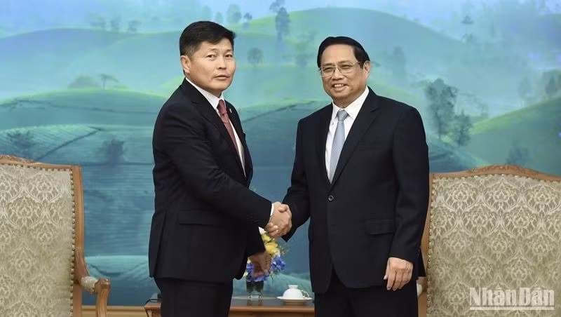 El primer ministro de Vietnam, Pham Minh Chinh (derecha), y el ministro de Justicia y Asuntos Interiores de Mongolia, Khishgee Nyambaatar. (Fotografía: Nhan Dan)