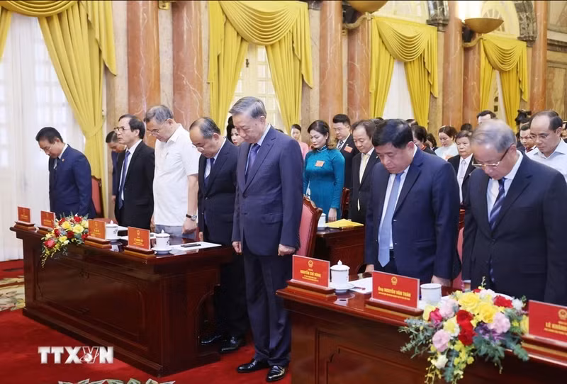 El máximo dirigente del país y los empresarios guardan un minuto de silencio en homenaje al difunto secretario general del Partido Nguyen Phu Trong.