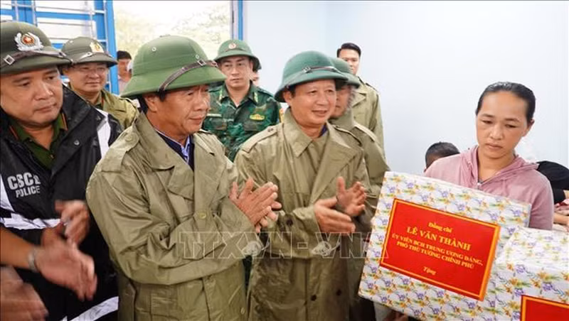 La delegación de Van Thanh entrega ayudas a habitantes evacuados debido al tifón. (Fotografía: VNA)