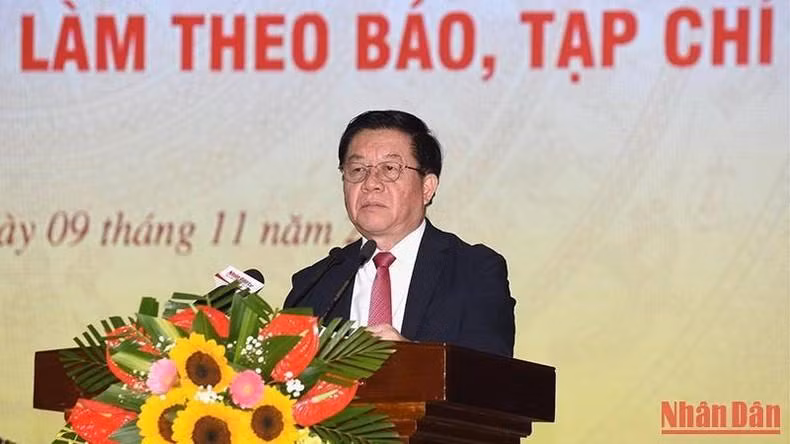 El compañero Nguyen Trong Nghia copreside la conferencia junto con dirigentes de Nhan Dan, la ciudad de Hai Phong y otras partes. (Fotografía: Nhan Dan)
