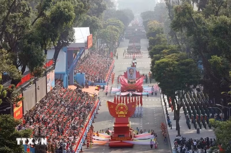 Desfile en Ciudad Ho Chi Minh con motivo del 50º aniversario de la reunificación nacional. (Fotografía: VNA)