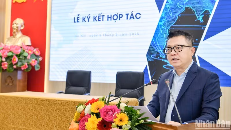 Le Quoc Minh, miembro del Comité Central del Partido Comunista de Vietnam, subjefe de la Comisión de Propaganda y Movilización de Masas de ese comité, presidente-editor de Nhan Dan y titular de la Asociación Nacional de Periodistas, interviene en el acto. (Fotografía: Nhan Dan)