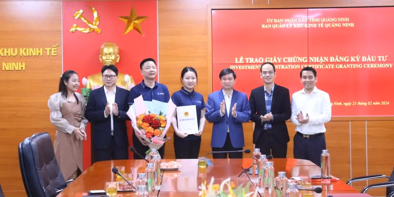 Líderes de la Junta Directiva de la Zona Económica Provincial entregan el certificado de inversión a representantes de la empresa Gokin Solar, en febrero de 2024. (Fotografía: baoquangninh.vn)