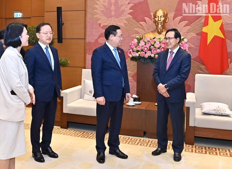 El máximo legislador vietnamita charla con participantes en el encuentro.
