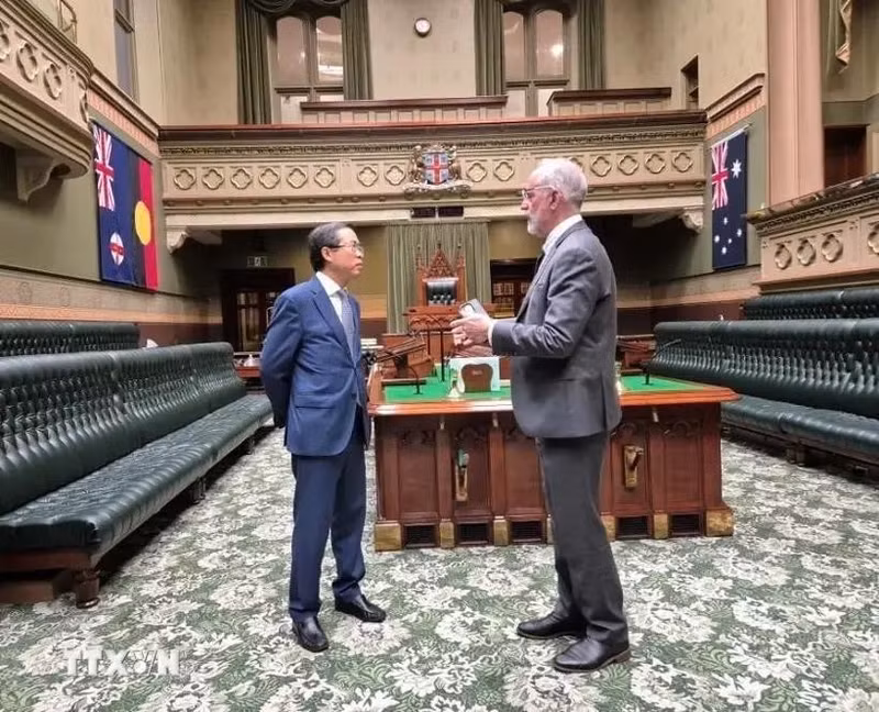 El embajador Pham Hung Tam y el portavoz del Parlamento de Nueva Gales del Sur, Greg Piper. (Fotografía: VNA)