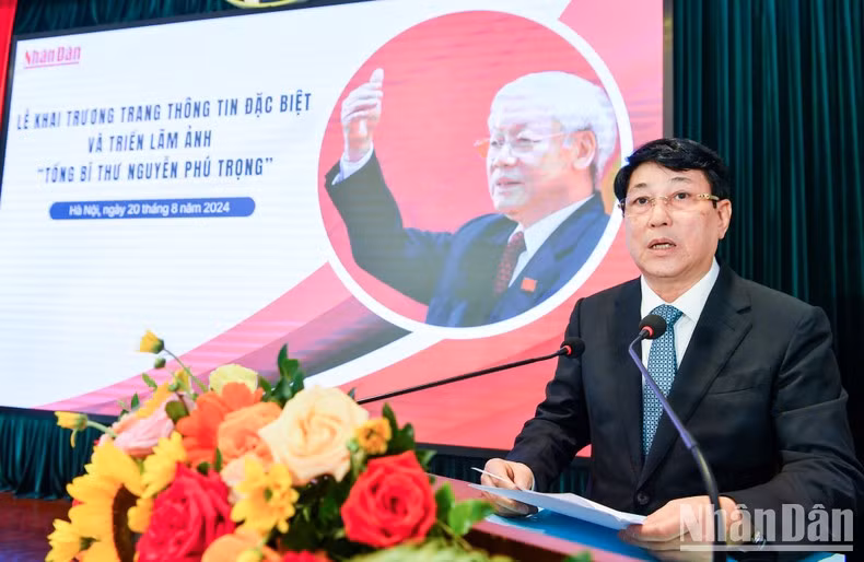 El general Luong Cuong, miembro del Buró Político y permanente del Secretariado del Comité Central del PCV, pronuncia directrices.