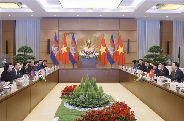 El presidente de la Asamblea Nacional de Vietnam, Vuong Dinh Hue, sostiene conversaciones con su homóloga camboyana, Samdech Khuon Sudary. (Fotografía: VNA)