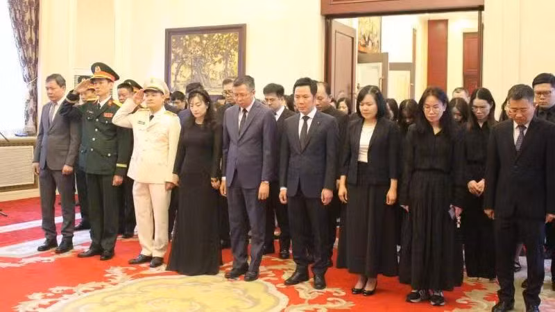 El embajador de Vietnam en China, Pham Thanh Binh, y los empleados de su legación rinden homenaje al expresidente Tran Duc Luong. (Fotografía: Nhan Dan)