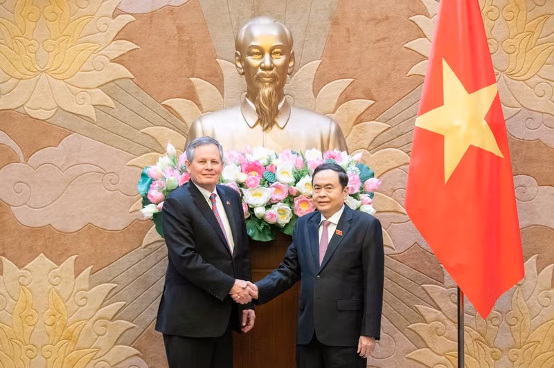 El presidente de la Asamblea Nacional de Vietnam, Tran Thanh Man, y el senador estadounidense Steven David Daines. (Fotografía: Nhan Dan)
