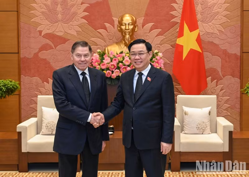 El presidente de la Asamblea Nacional de Vietnam, Vuong Dinh Hue, da la bienvenida al titular de la Corte Suprema rusa, Lebedev Vyacheslav Mikhailovich.