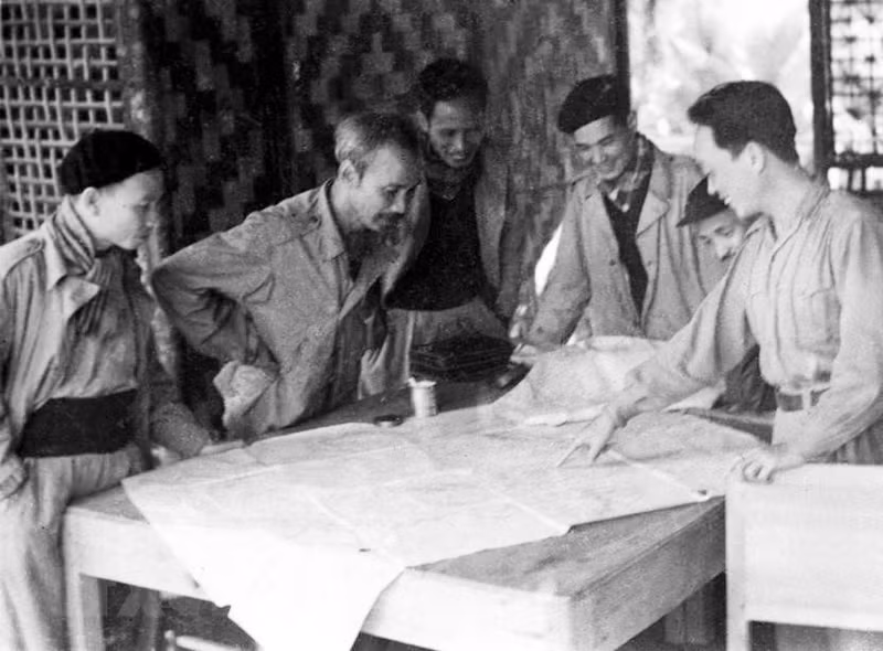 En junio de 1950, el Tío Ho y el Buró Ejecutivo (actual Buró Político) del Comité Central del Partido abogaron por iniciar una gran batalla contra el enemigo en la frontera entre Vietnam y China con el objetivo de destruir una parte importante de la vitalidad del enemigo, liberar parcialmente la frontera, abrir caminos con los países socialistas, así como ampliar y consolidar la base revolucionaria de Viet Bac. En junio de 1950, el Tío Ho y el Buró Ejecutivo (actual Buró Político) del Comité Central del Partido abogaron por iniciar una gran batalla contra el enemigo en la frontera entre Vietnam y China con el objetivo de destruir una parte importante de la vitalidad del enemigo, liberar parcialmente la frontera, abrir caminos con los países socialistas, así como ampliar y consolidar la base revolucionaria de Viet Bac.