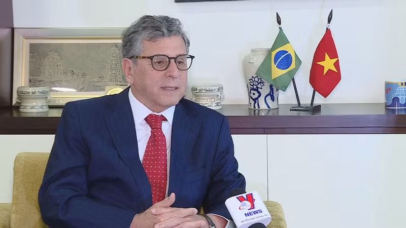 El embajador brasileño en Vietnam, Marco Farani, en la entrevista. (Fotografía: VNA)