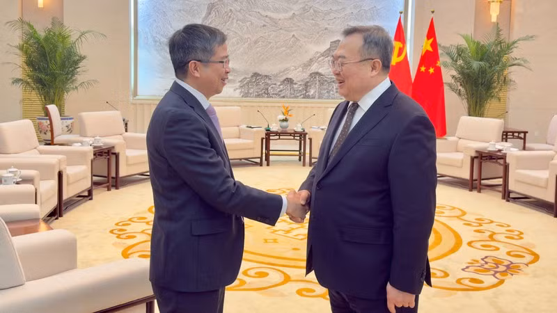 El embajador vietnamita en China, Pham Thanh Binh (izquierda), y Liu Jianchao, jefe del Departamento Internacional del Comité Central del Partido Comunista de China. (Fotografía: Nhan Dan)