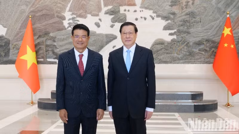 El presidente de la Fiscalía Popular Suprema de Vietnam, Nguyen Huy Tien (izquierda), y su par chino. Ying Yong. (Fotografía: Nhan Dan)