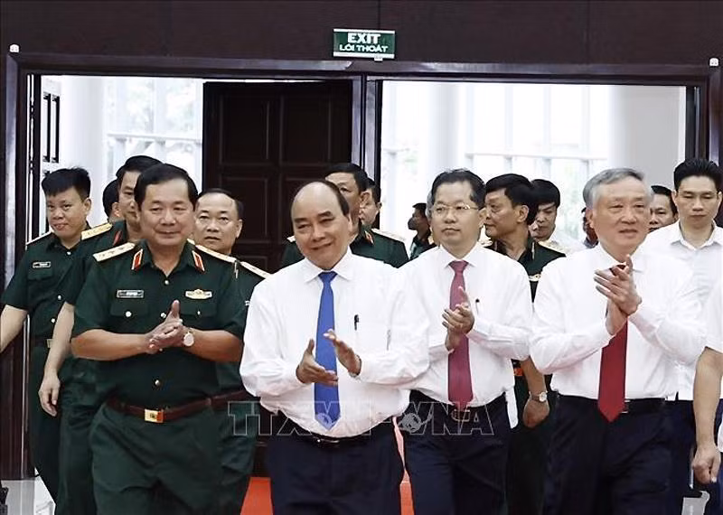 El presidente Nguyen Xuan Phuc y delegados al evento. (Fotografía: VNA)