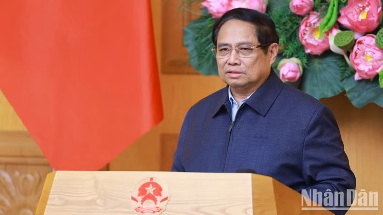 El primer ministro de Vietnam, Pham Minh Chinh, preside la reunión. (Fotografía: Nhan Dan)