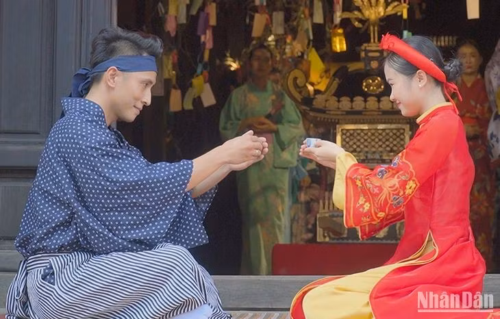 Demostración de la ceremonia japonesa del té en el evento. (Fotografía: Nhan Dan)