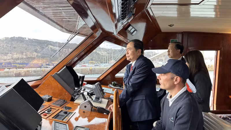 El vicepresidente permanente de la Asamblea Nacional, Tran Thanh Man, visita el puerto de aguas profundas de Barcelona (España, 2023).