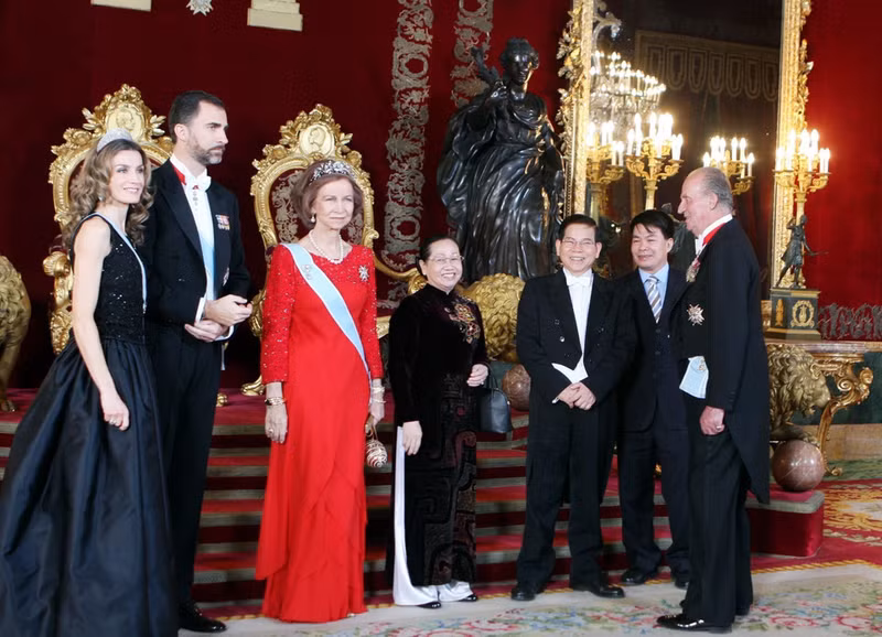 El Rey Juan Carlos y la Reina Sofía reciben al presidente Nguyen Minh Triet y su esposa en una visita de Estado del dirigente vietnamita a España del 13 al 16 de diciembre de 2009. Durante esa visita, ambas partes establecieron la “Asociación Estratégica hacia el Futuro”.