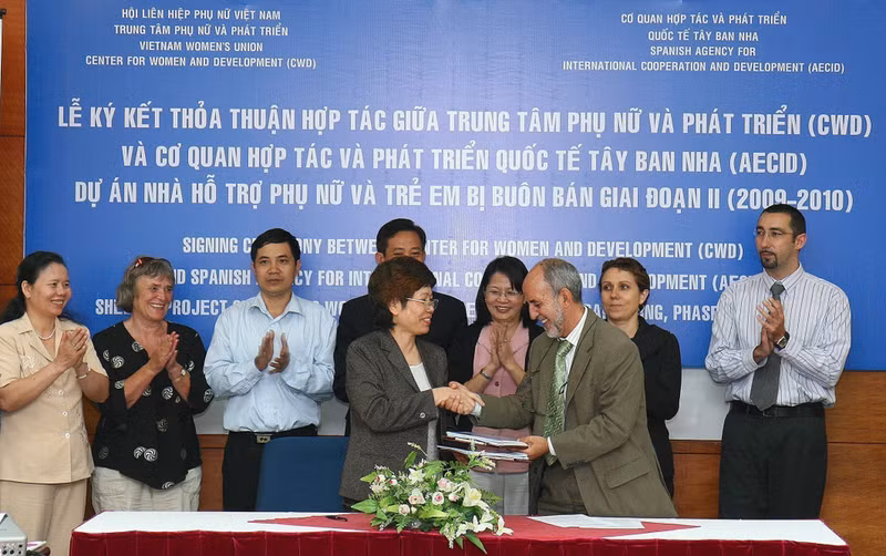 Ceremonia de firma del acuerdo para la segunda fase (2009-2010) del proyecto de viviendas de apoyo a mujeres y niños víctimas de trata de personas, entre representantes del Centro para la Mujer y el Desarrollo de Vietnam y la Agencia Española de Cooperación Internacional para el Desarrollo (Hanói, 24 de febrero de 2009).