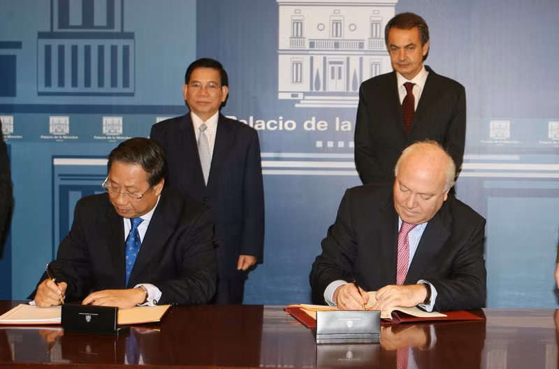 El presidente Nguyen Minh Triet y el presidente del Gobierno español, José Luis Rodríguez Zapatero, asisten a la ceremonia de firma del Programa de Acción Conjunta entre ambos Gobiernos, durante la visita de Estado del dirigente vietnamita a España del 13 al 16 de diciembre de 2009. En esa ocasión, ambas partes establecieron la “Asociación Estratégica hacia el Futuro”.