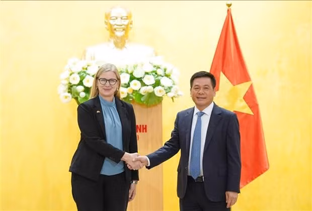 El ministro vietnamita de Industria y Comercio, Nguyen Hong Dien, y la embajadora sueca, Ann Måwe. (Fotografía: VNA)