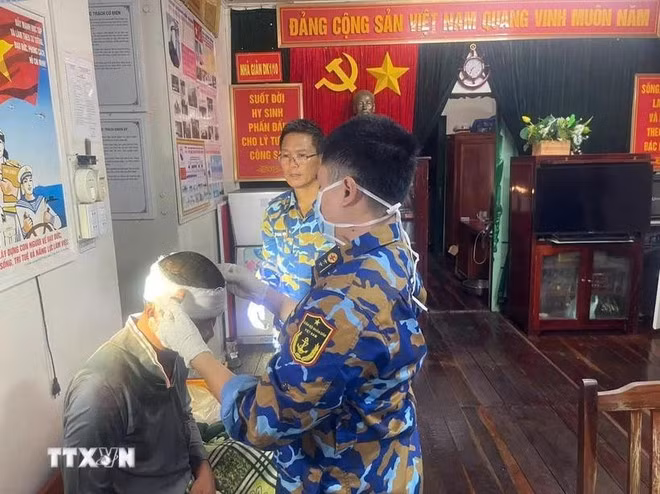 El personal médico atiende la herida de Dang Quang Nhi. (Fotografía: VNA) El personal médico atiende la herida de Dang Quang Nhi. (Fotografía: VNA)