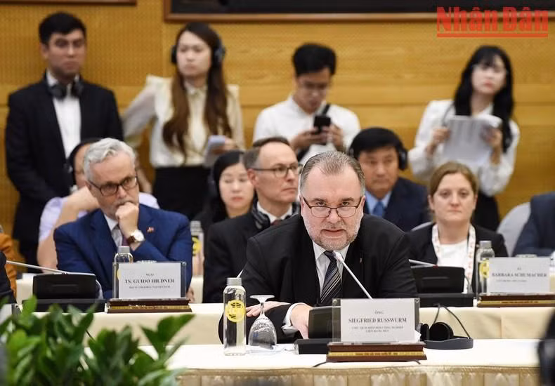 Un delegado de las asociaciones alemanas interviene en el coloquio.