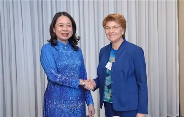 La vicepresidenta de Vietnam, Vo Thi Anh Xuan, y la presidenta de Suiza, Viola Amheard. (Fotografía: VNA)