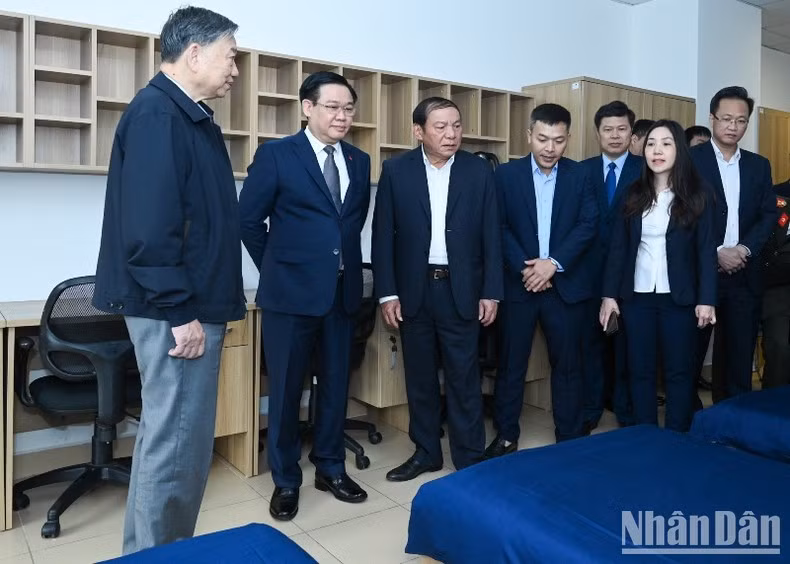 [Foto] Presidente del Parlamento vietnamita visita centro de formación de fútbol juvenil ảnh 5